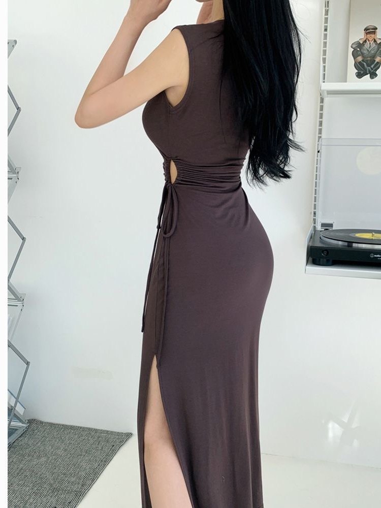 Robe longue marron chocolat vue de profil : taille froncée avec ouverture et lacets sur le côté, fente sur la jambe