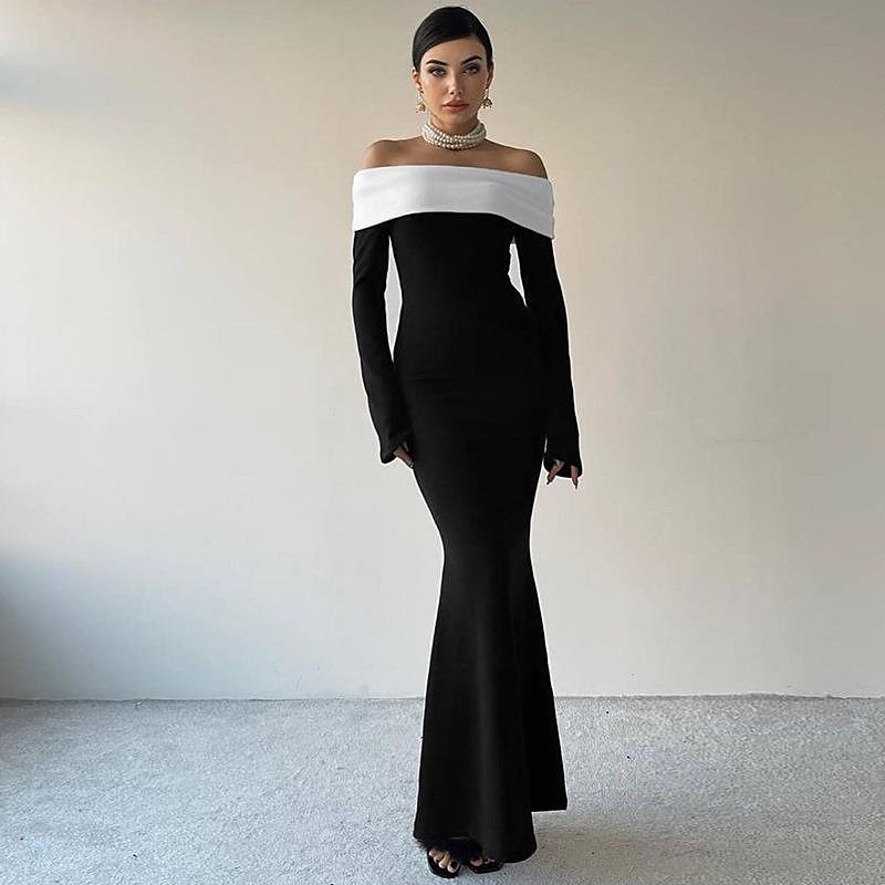Robe longue noire à coupe sirène, col bardot blanc aux épaules dénudées, manches longues, collier de perles